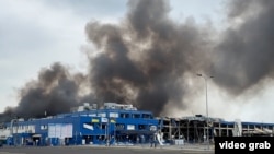 Пожежа на заводі Flex у Мукачеві тривала з ночі на 21 серпня, коли російські війська завдали масованого удару по Україні