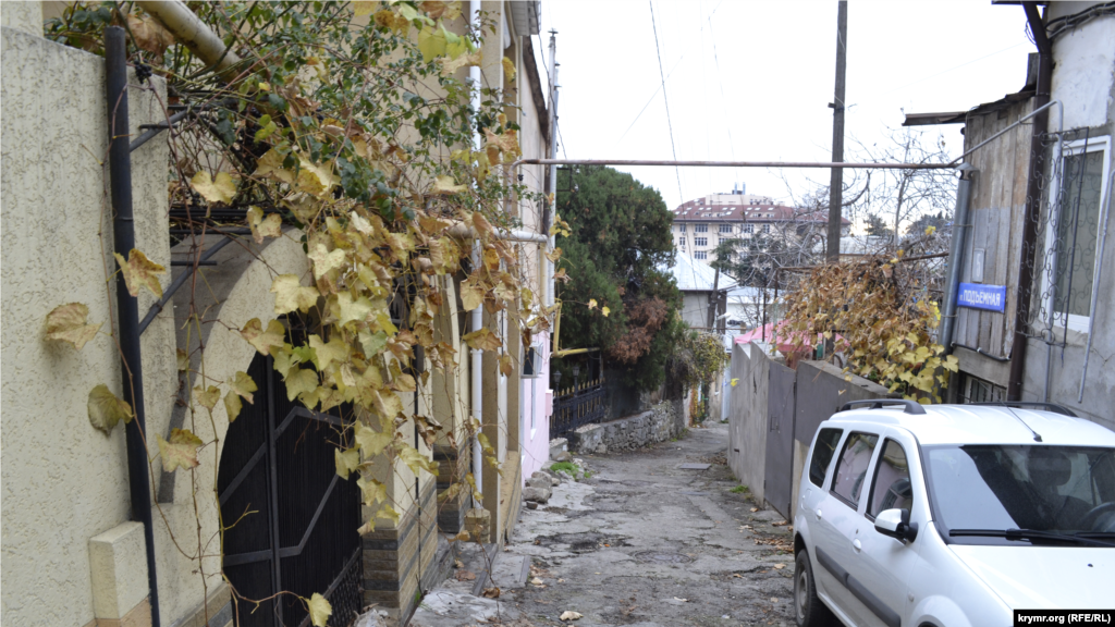 Западнее улицы Макаренко протянулась улица Подъемная. Само название очень точно характеризует ее рельеф 