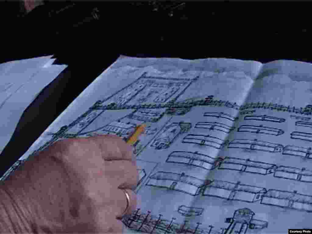 Це схема 3-го чоловічого табору, як він виглядав 4 серпня 1953 року, під час розстрілу зони. Учасник повстання Олександр Валюмс (Латвія) зарисував ці схеми і розповів, рухаючи олівцем, як в табір вривалися вантажівки з солдатами і по яких бараках вони відкривали вогонь (фото надане кіностудією «Заповіт»)