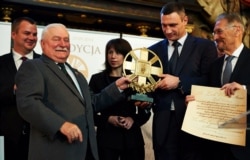 Учасники Революції гідності – мер Києва Віталій Кличко (другий праворуч), міністр молоді та спорту України Дмитро Булатов (ліворуч) та журналістка і урядовий уповноважений з питань антикорупційної політики Тетяна Чорновол (третя ліворуч) – із експрезидентом Польщі Лехом Валенсою (другий ліворуч) та експрезидентом Румунії Емілем Константінеском (праворуч) позують із «Премією Леха Валенси» під час церемонії вручення у Гданську (Польща), 29 вересня 2014 року