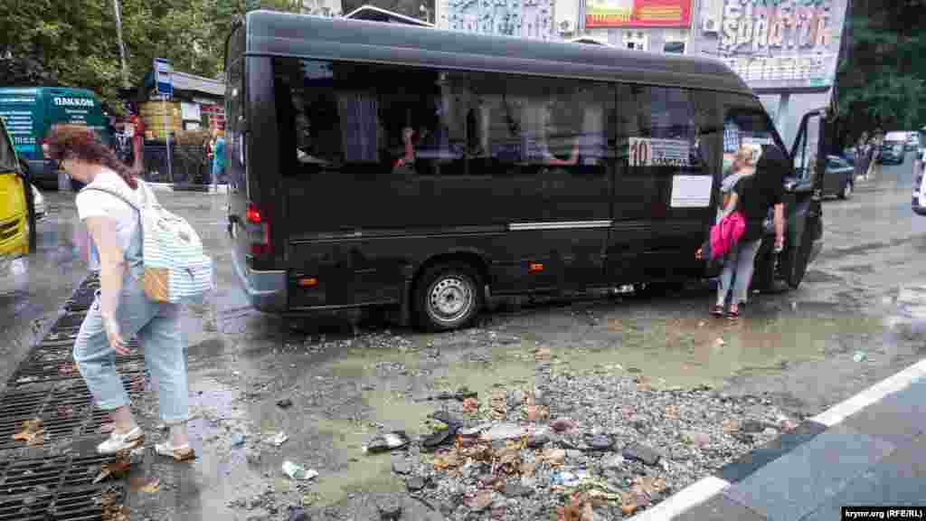 Спустя час после затопления на место прибыли сотрудники российского Управления МЧС по Крыму и начали откачивать воду 