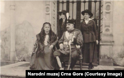 Kraljevski par Nikola i Milena sa ćerkama Vjerom i Ksenijom