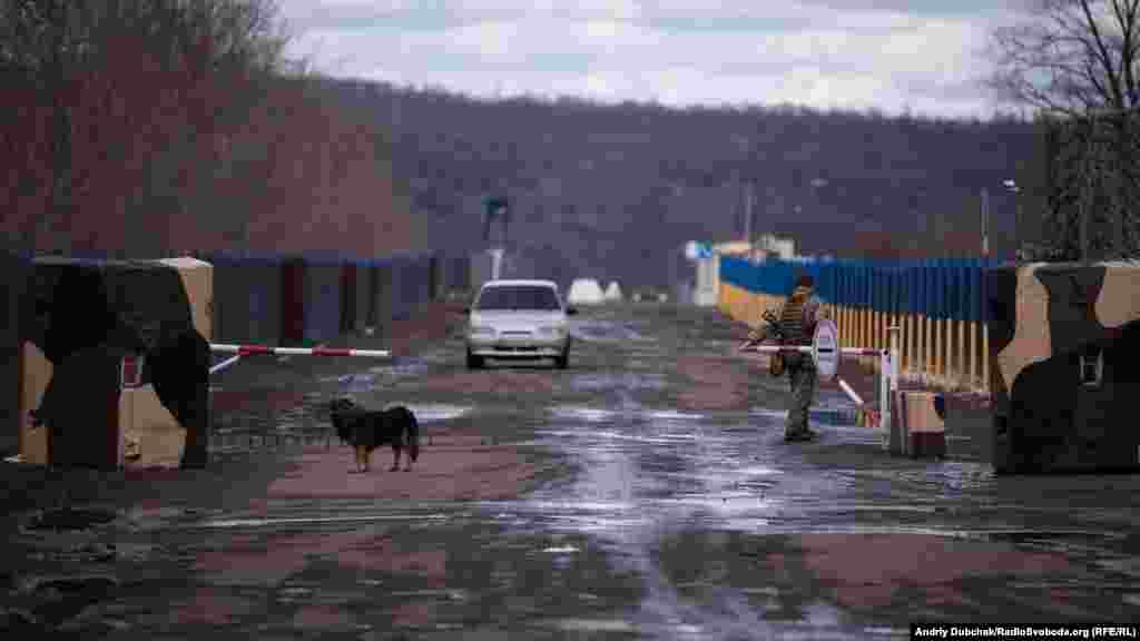 Авто з місцевими мешканцями їде через КПВВ у «сіру зону» з території, підконтрольної уряду України