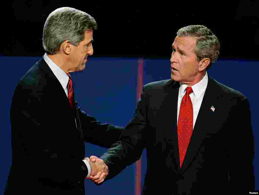 2004 рік: Останній тур дебатів між чинним президентом Джорджем Бушем (молодшим) і демократом Джоном Керрі продемонстрував виборцям разючий контраст у стилях: Буш дотримувався простих аргументів, у той час як Керрі оперував купою фактів, що підтверджували його позицію. Буш був переобраний 