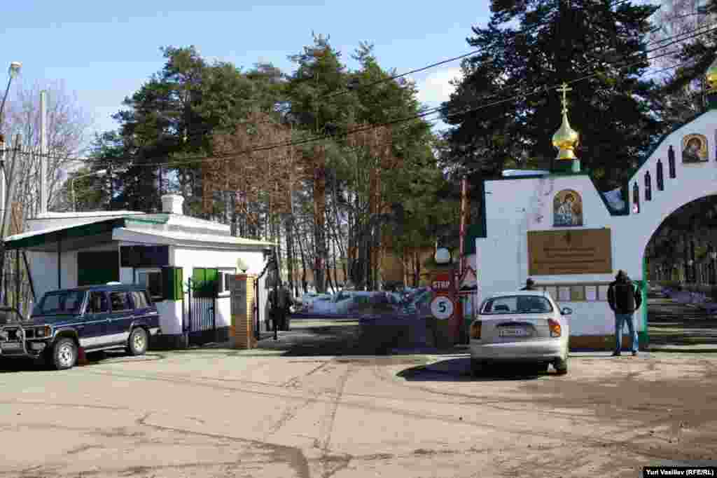 Крестовоздвиженский монастырь и реабилитационный центр "Детство" соседствуют непосредственно.