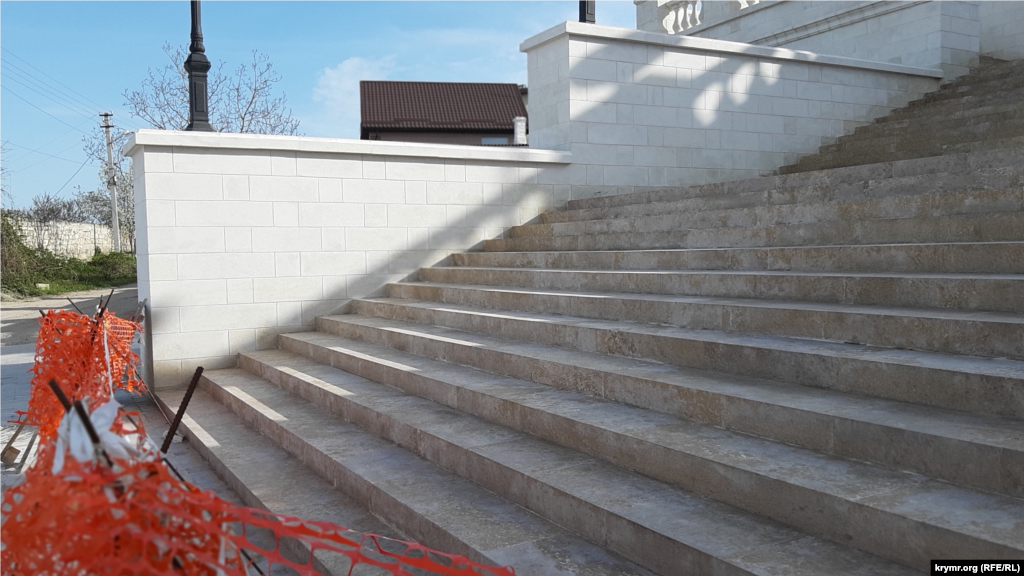 У подножия Митридатской лестницы – строительная сетка, которая выполняет функцию забора. Проход наверх до сих пор закрыт, это создает неудобства местным жителям, дома которых расположены на склонах горы Митридат