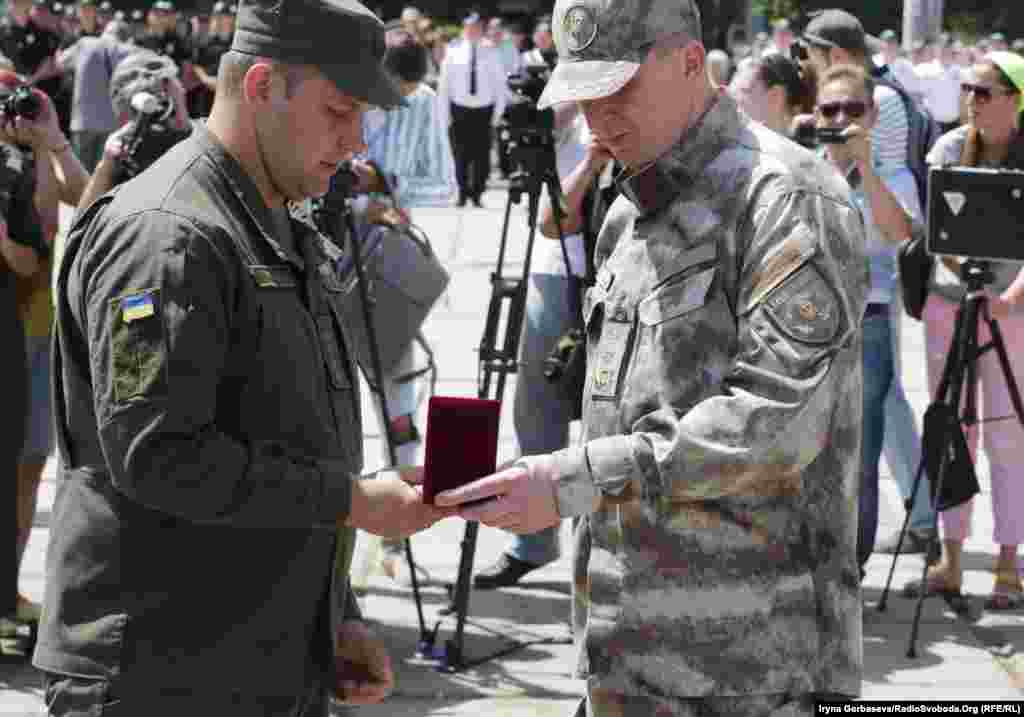 Привітати воїнів, які захищали місто і маріупольців приїхали почесні гості, серед яких перший заступник глави МВС України В’ячеслав Аброськін. Він вручив державні нагороди та іменну зброю відзначилися