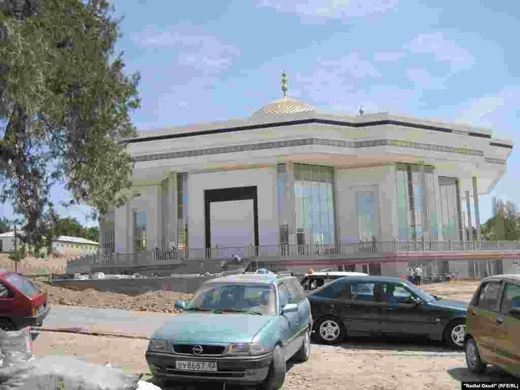 Масҷиди "Нури Ислом" дар назди қароргоҳи ҲНИТ дар вилояти Суғд.