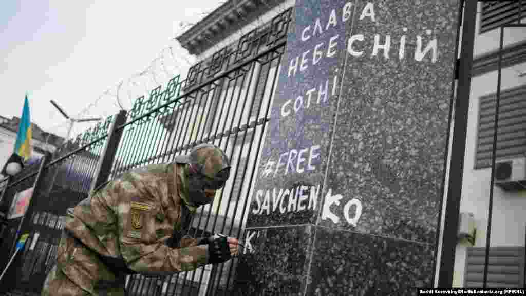 «Рішучий» стріт-арт на паркані посольства Росії