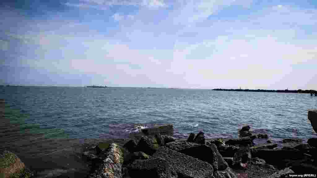 Волны накатывают на обросшие водорослями камни. Прибой приглаживает и без того ровный после зимнего безлюдья пляж. Весна на побережье – это время тишины и умиротворения. Время, когда просыпается море