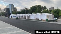 Šatori ispred Narodne skupštine postavljeni su polovinom aprila