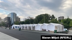 Šatori na platou ispred Narodne skupštine, arhivska fotografija