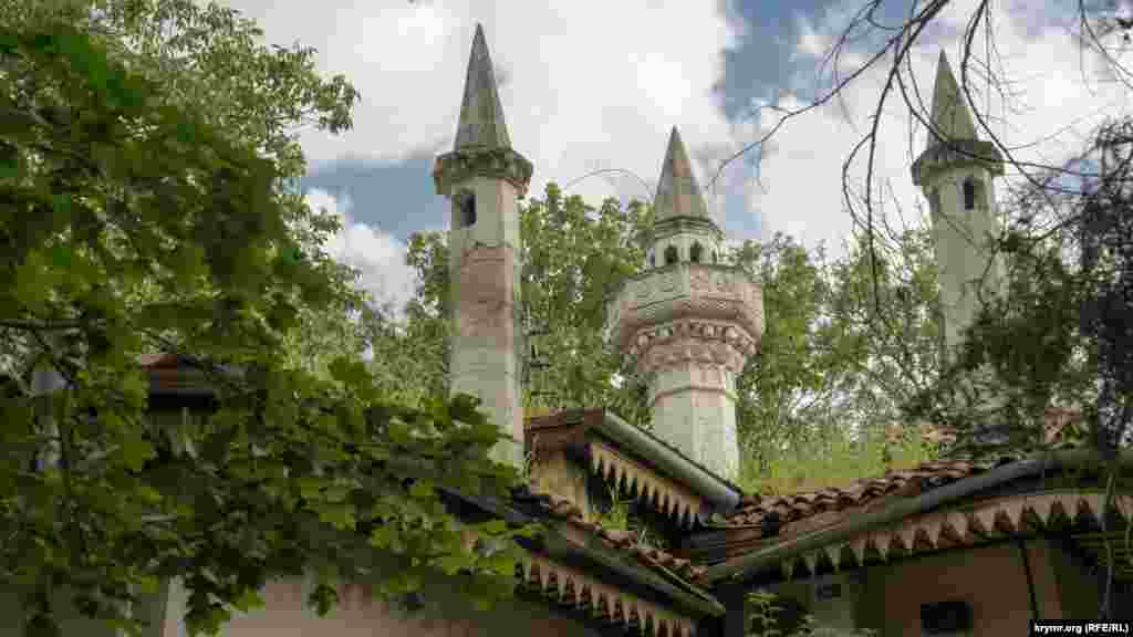 Старая крыша кухонного домика графа Михаила Воронцова, где ныне размещается российский Институт археологии Крыма (до 2014 года – Крымский филиал Института археологии Крыма НАН Украины)