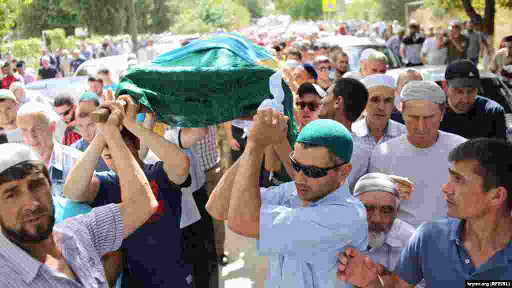 В городе Старый Крым Кировского района Крыма прошли похороны ветерана крымскотатарского национального движения, активиста Сервера Караметова.