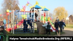 Вихованці реабілітаційно-навчального центру у Краковці на своєму майданчику