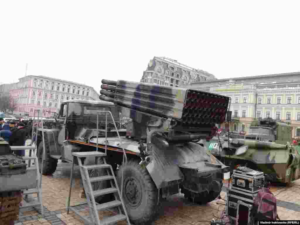 Трофейна техніка на виставці «Присутність. Докази агресії російських військ на території України». Київ, 21 лютого 2015 року. Більше про це тут.