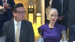 Зустріч Гройсмана із роботом Софією Зустріч Гройсмана із роботом Софією