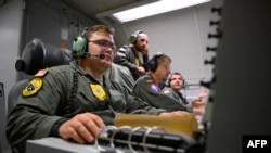 Операторы разведки НАТО работают за компьютерами на борту самолета воздушного наблюдения AWACS НАТО во время полета над воздушным пространством Польши в рамках новой миссии альянса Eastern Sentry. 19 сентября 2025 года