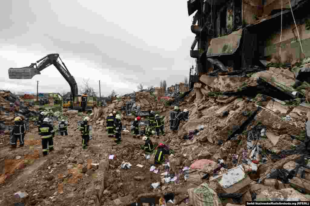 Рятувальники продовжують розбирати завали знищених будинків, квітень 2022 року / Праворуч – фото від квітня 2025 року. На місці знищеного будинку будівельники готують фундамент майбутнього будинку, активна фаза відновлення Бородянки розпочалася з другої половини 2024 року