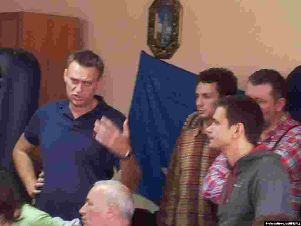 Алексей Навальный представляет голодающим Сергея Пархоменко: "Лига избирателей" поможет купить билеты тем,кто едет в Aстрахань