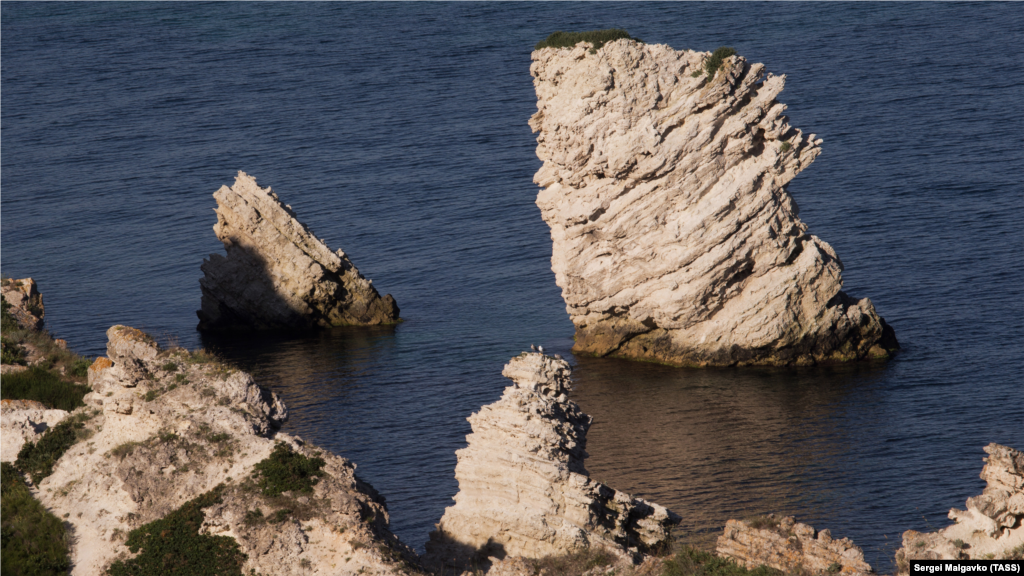 Береговые скалы в урочище Джангуль – известняковые, мезозойского периода. У таких скал есть свое название – «кекур». Каждый год очертания скал меняются