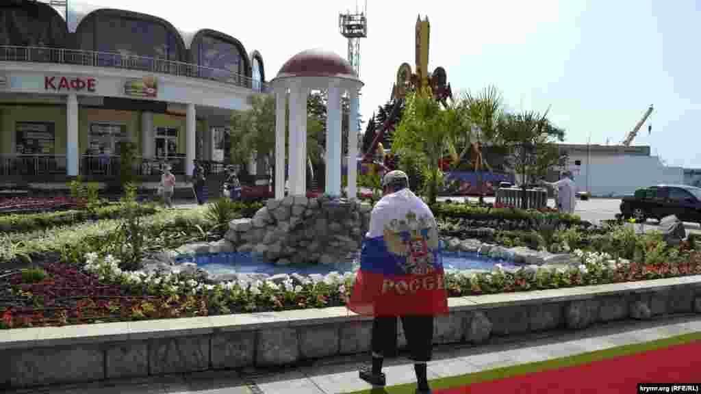 На набережной Ялты, напротив здания бывшего McDonald's ко Дню России открыли клумбу. Ее подготовкой занимались специалисты Никитского ботанического сада