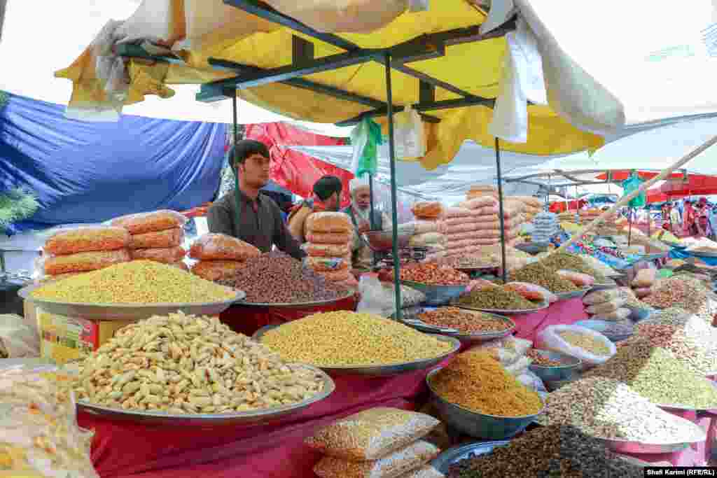 Власники магазинів пропонують солодощі і сухофрукти покупцям на ринку Пулі-Баге-Омомі