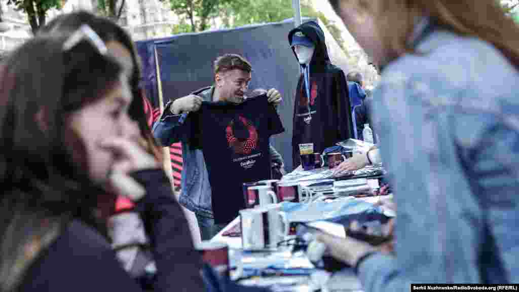 Кияни і туристи із задоволенням купують речі з символікою «Євробачення»