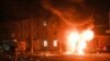 Пожежний автомобіль горить після того, як російські безпілотники завдали повторного удару по житловому кварталу в Харкові, Україна, 4 квітня 2024 року