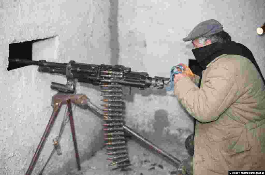 Осетинський боєць закутався від холоду в Цхінвалі, грудень 1991 року. Грузія відключила газ і електрику в регіоні під час конфлікту. Повідомляли, що в лікарні Цхінвалі кілька новонароджених померли від охолодження через сувору погоду. Хірург із Цхінвалі описав труднощі роботи без опалення: «Коли ви оперуєте когось, ви повинні зняти з нього одяг. Щоб зігріти пацієнта, ми повинні обкласти його/її до 12 пляшечками з гарячою водою»