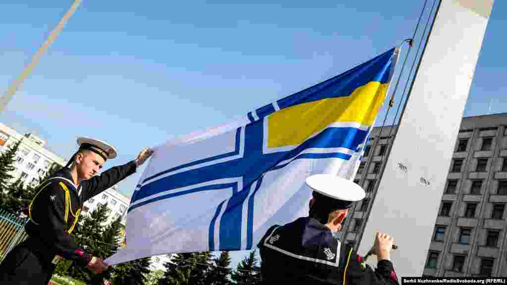 Право підняти прапор Військово-морських сил України (ВМСУ) надали курсантам-відмінникам Денису Григоренку та Кирилу Торубарі. Київ, площа Лесі Українки