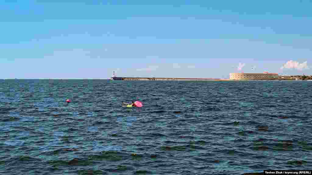 Деякі відпочивальники допливають до буйків. Вдалині – вхід до Севастопольської бухти. Справа на молу – форт – Костянтинівський равелін