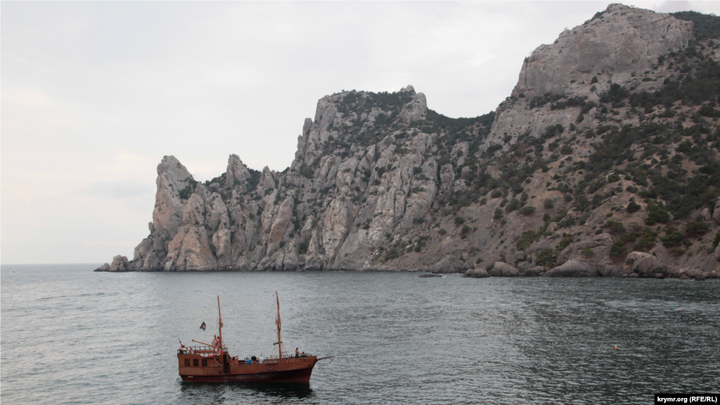 Вид на гору Караул-Оба, называемую также Носорогом в поселке Новый Свет. Больше фото – здесь