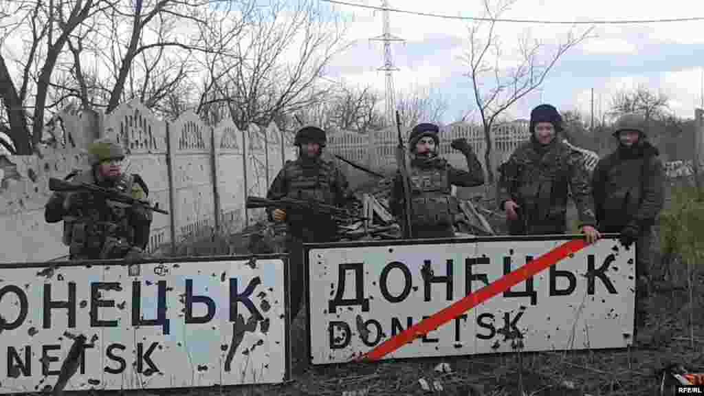 Бійці розвідувальної групи батальйону «ОУН» із дорожніми знаками Донецька. Кажуть, що виставляють одну із табличок на аукціон. Більше про це у відео ТУТ