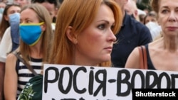 Під час акції «Наша армія – миру гарант, а Росія – окупант» проти умов припинення вогню на Донбасі біля Офісу президента України. Київ, 27 липня 2020 року