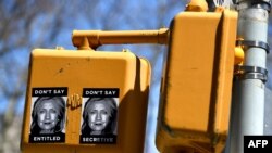 Нью-Йорк. Плакаты против Хиллари Клинтон на одном из светофоров