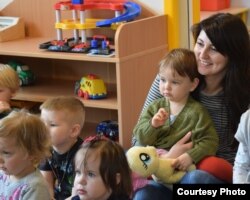 Ганна Хімчук серед вихованців заснованого нею дитсадка