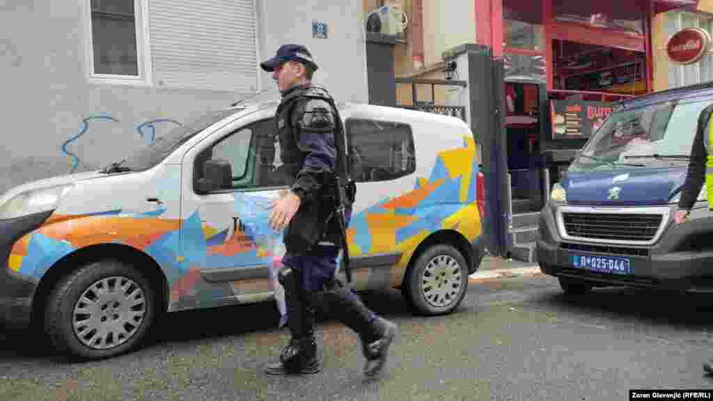 Policajac nosi hranu kolegama koji su u zgradi RTS-a.