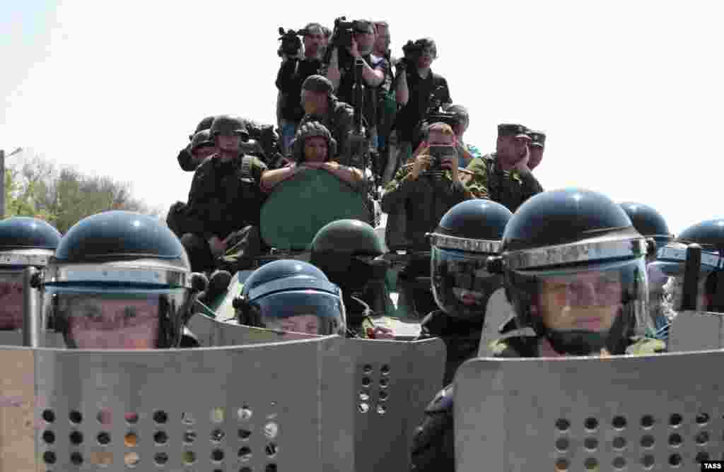 «Когда мы пришли к «границе», увидели «живой щит» людей в военной форме, и они уже не пускали нас дальше. У них в то время не было формы с опознавательными знаками, к тому же Россия открещивалась, что на полуострове присутствуют российские военные. Они просто говорили, что проход и проезд закрыт. С одной стороны стояли наши соотечественники, с другой стороны находились эти военные», – вспоминает Османов