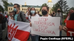 Затримання журналіста Романа Протасевича і примусова зупинка його авіарейсу викликала на Заході та в Україні протест і дії у відповідь