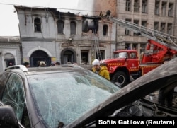 Пожарные у детского сада, пострадавшего от удара российского беспилотник. Харьков, 22 октября 2025 года.