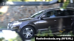Ігор Гринів виїжджає з маєтку на автомобілі Ауді Q7