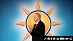 Президент Ердоган оголошує маніфест своєї партії в Анкарі 24 травня 2018.
