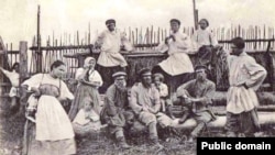 Крестьяне вятской губернии на отдыхе. Иллюстративное фото