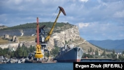 Разделка на металл списанного корабля Черноморского флота РФ у причала Вторчермета в Инкермане, архивное фото