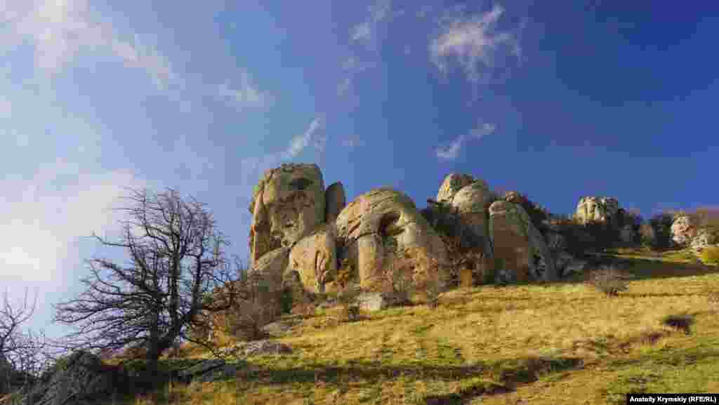 «Голова Екатерины» выделяется на фоне остальных скал. Созданию загадочных каменных фигур, напоминающих человеческие профили, есть научное объяснение: ветер, осадки, солнце и землетрясения сделали свое дело, превратив камни в замысловатые творения