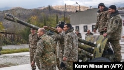 Вірменські військові позують перед тим, як залишити Карвачар, який в Азербайджані відомий як Кельбаджар, 23 листопада 2020 року