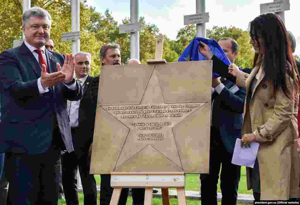 Президент України Петро Порошенко взяв участь у відкритті пам’ятної «Зірки Небесної сотні» у Страсбурзі біля будівлі Ради Європи, 11 жовтня 2017 року. БІЛЬШЕ ПРО ЦЕ