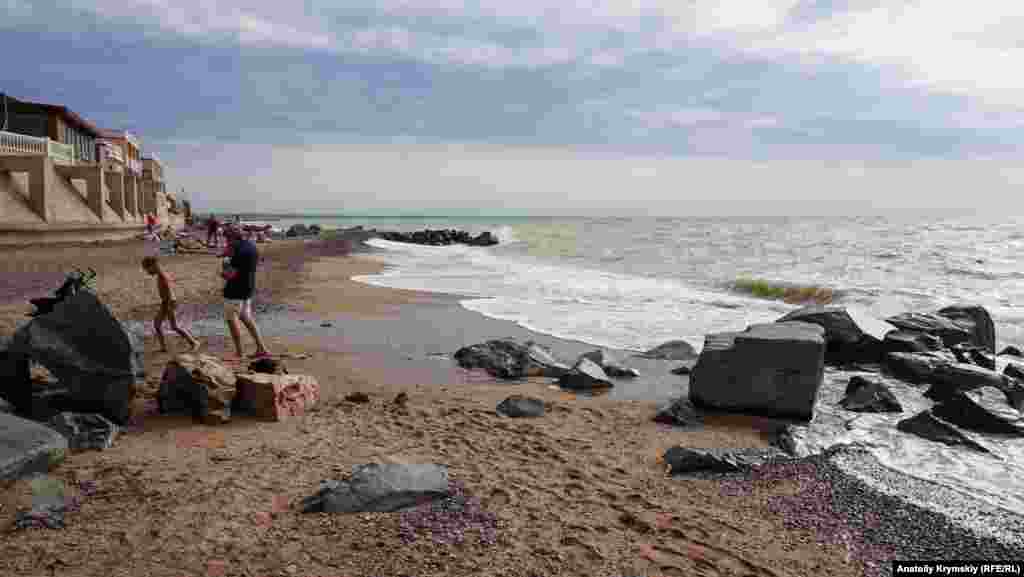 Этот пляж закреплен за базой отдыха «Металлист»