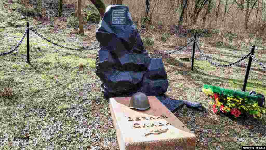 У центрі Морозівки, на пагорбі навпроти джерела – могила невідомого солдата. Його рештки знайшли під час будівництва військового об'єкта і перепоховали в травні 1978 року